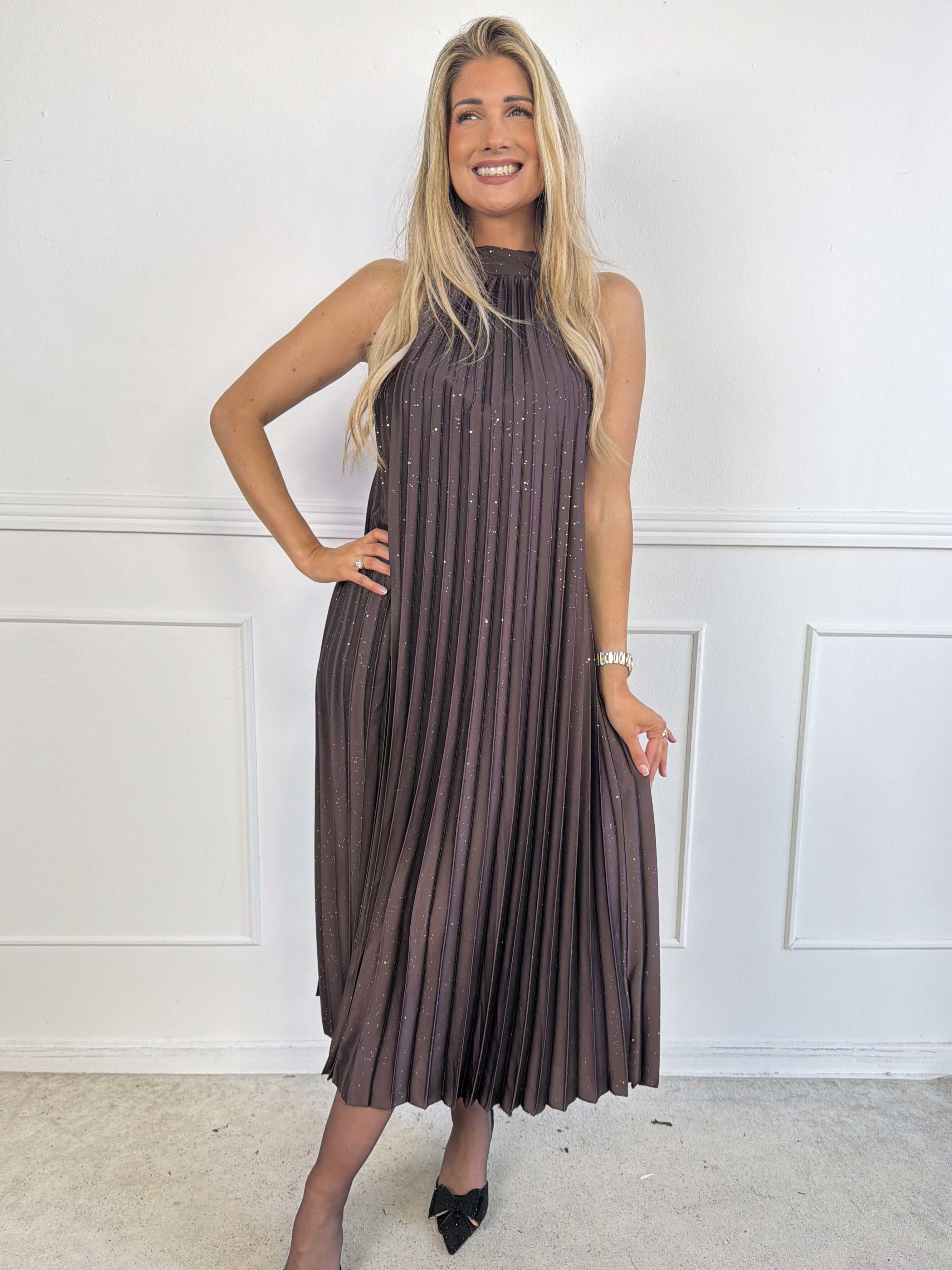 Madison Glitter - Lång plisserad klänning i plus size med fina glitterdetaljer och rosett i nacken